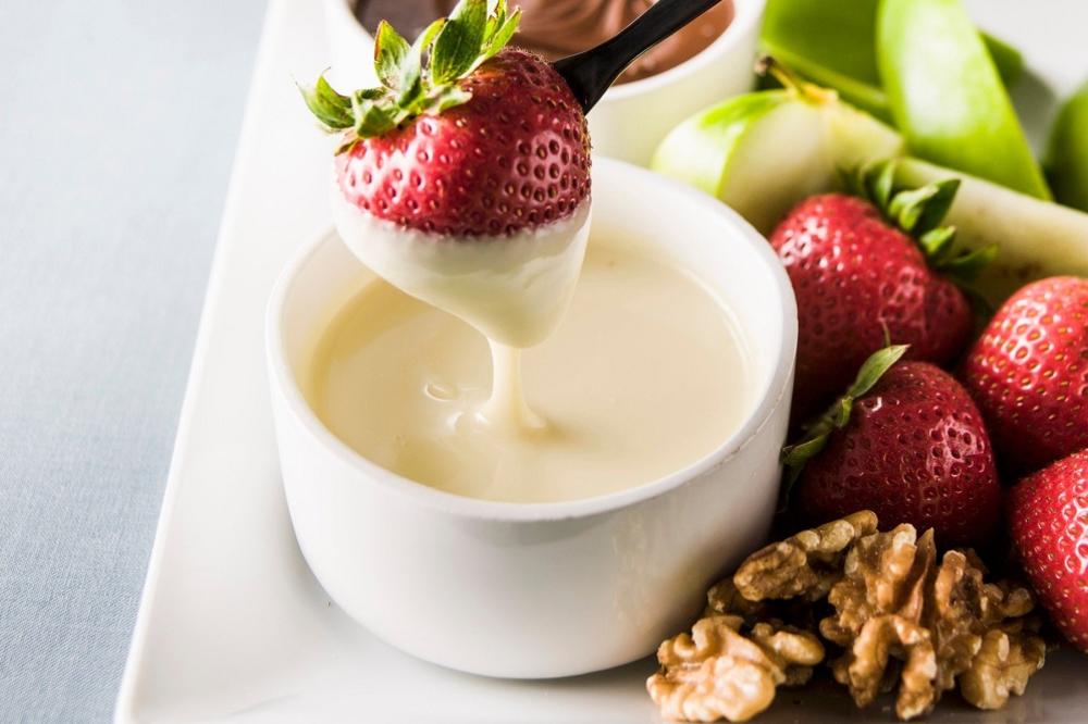 OD OVOGA ĆE VAM SE DIĆI ŽELUDAC! Ono u šta čuveni kuvar umače jagode je OGAVNO!