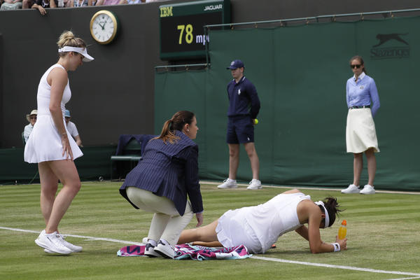 DRAMA U LONDONU: Teniserka osetila bolove i srušila se na zemlju, napustila je teren u suzama!