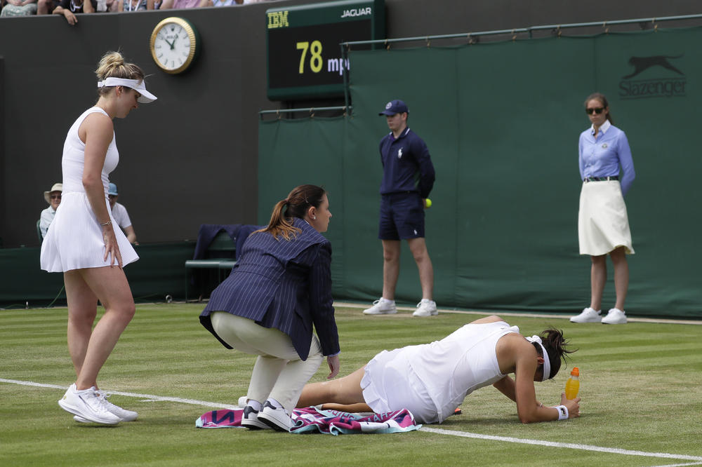 DRAMA U LONDONU: Teniserka osetila bolove i srušila se na zemlju, napustila je teren u suzama!