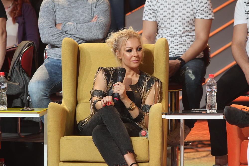 IVANA SELAKOV DANAS SLAVI SVETOG NIKOLU: Pevačica spremila slavsku trpezu, a jedan detalj svima upada u oči! (FOTO)