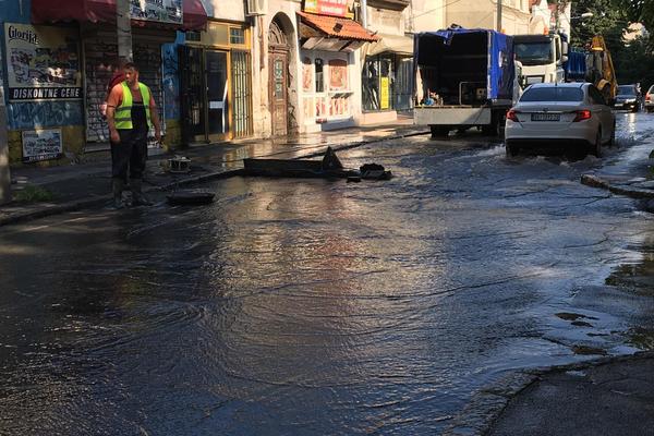 POTOP U CENTRU BEOGRADA! Pukla cev, mnoštvo ljudi kasni na posao, jedan je dobio NERVNI SLOM! (VIDEO)