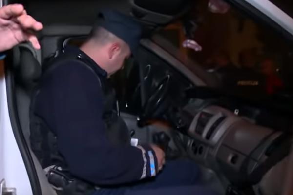 DEVOJKA (27) SE NAPILA, PA NOGOM ŠUTIRALA POLICAJCA U GLAVU! To joj nije bilo dovoljno!