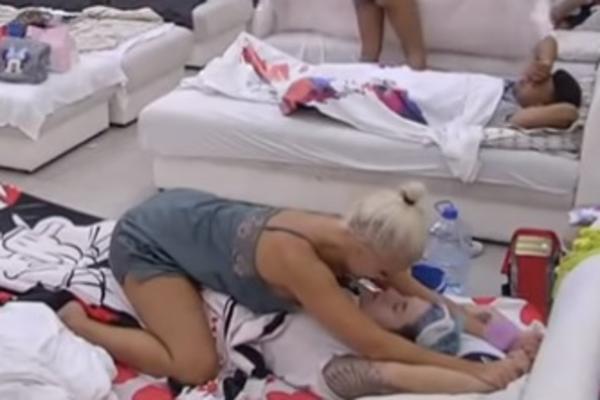 ŠTA SI SE NAPALILA?! PAO LEZBO PETING: Sanja naskakala na Matoru PRED SVIMA, pa IZLOŽILA sve osim NJE!