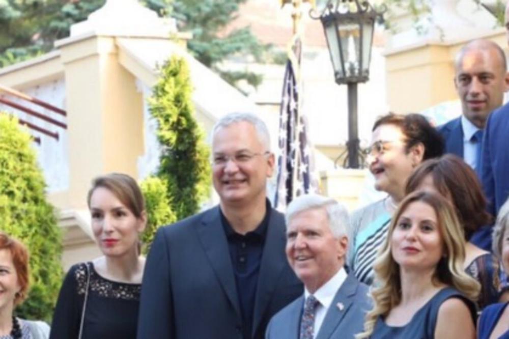 RASKOL U DS Demokrate došle na proslavu Dana nezavisnosti bez svog lidera! Slikali se odvojeno, SVI ZBUNJENI (FOTO)