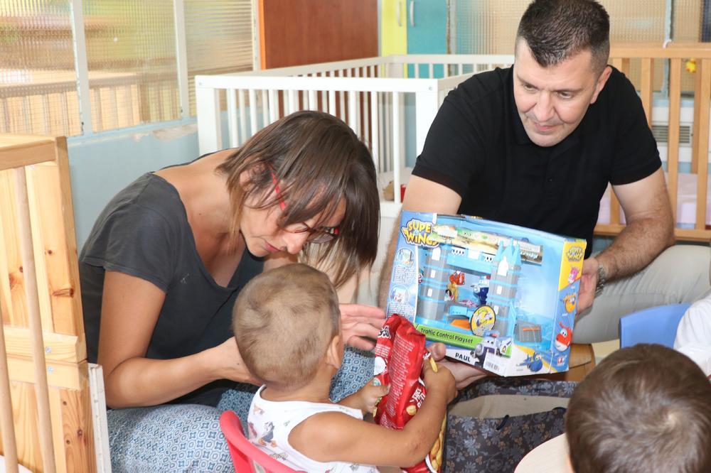 OVO JE BEBA KOJA JE OSTAVLJENA U VIŠNJICI! Sada je u Zvečanskoj! (FOTO) (VIDEO)