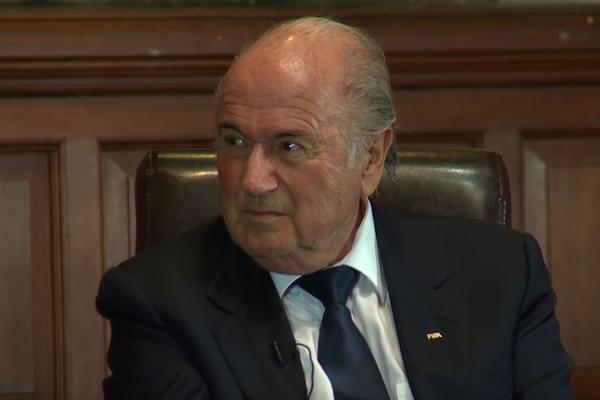 SEP BLATER SKROZ ODLEPIO: Optužili ga za korupciju, a on tuži FIFA zbog satova! Raspalio je i po Đaniju Infantinu!