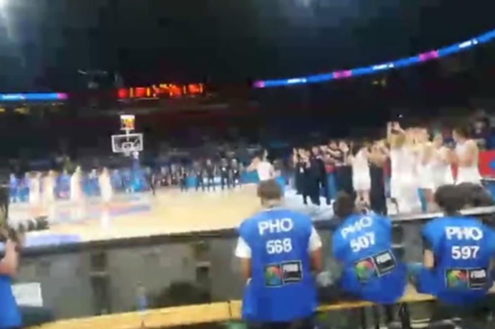ARENA JE PROKLJUČALA: Sprske lavice izašle na parket, a kada su se njih dve pojavile nastao je delirijum!