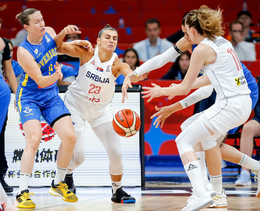 Kao lavice su se borile srpske košarkašice  