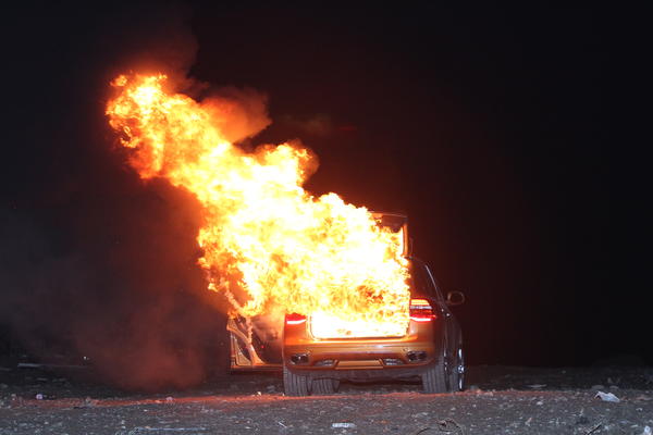 OVO IMA SAMO KOD NAS! Auto se zapalio u Leskovcu, a komšije kofama vode gasile požar sa terasa!