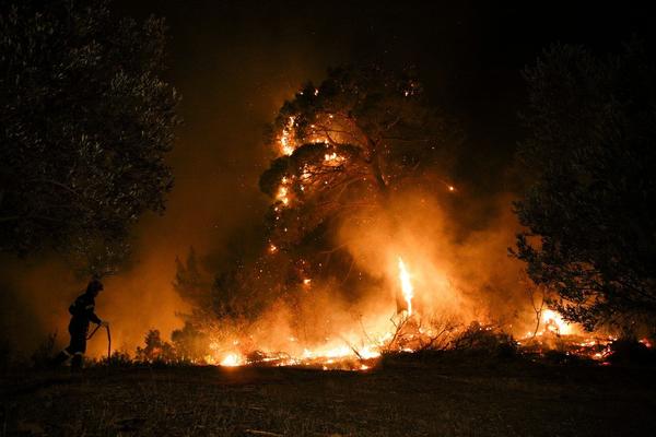 POŽARI BESNE U ČUVENOM GRČKOM LETOVALIŠTU! U gašenju učestvuju i AVIONI! (VIDEO)