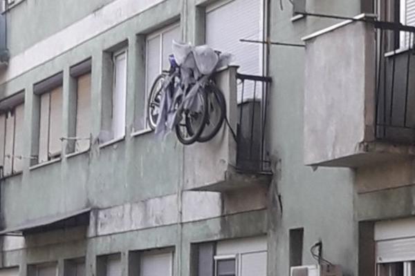 AKO SUŠITE GAĆE NA TERASI, ZA TO SLEDI KAZNA! Ono što je ovaj batica uradio je TEK HIT! Koliko li će OVO DA PLATI?