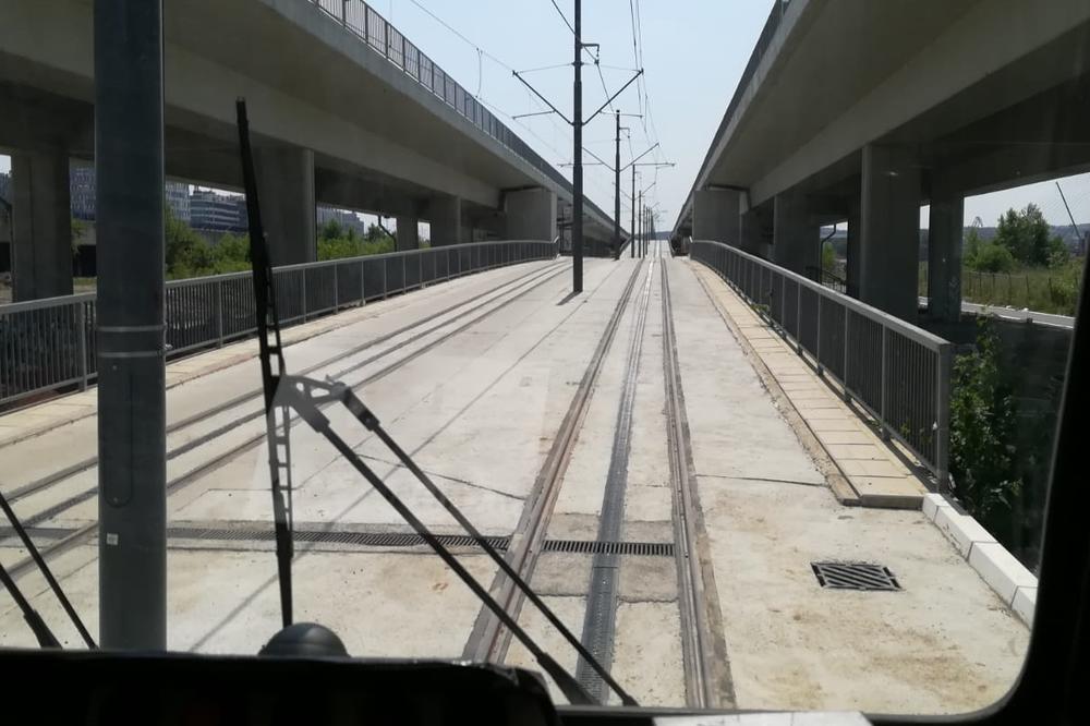 DRAMA U TRAMVAJU: Nasilnik napao putnike, devojku udario u oko