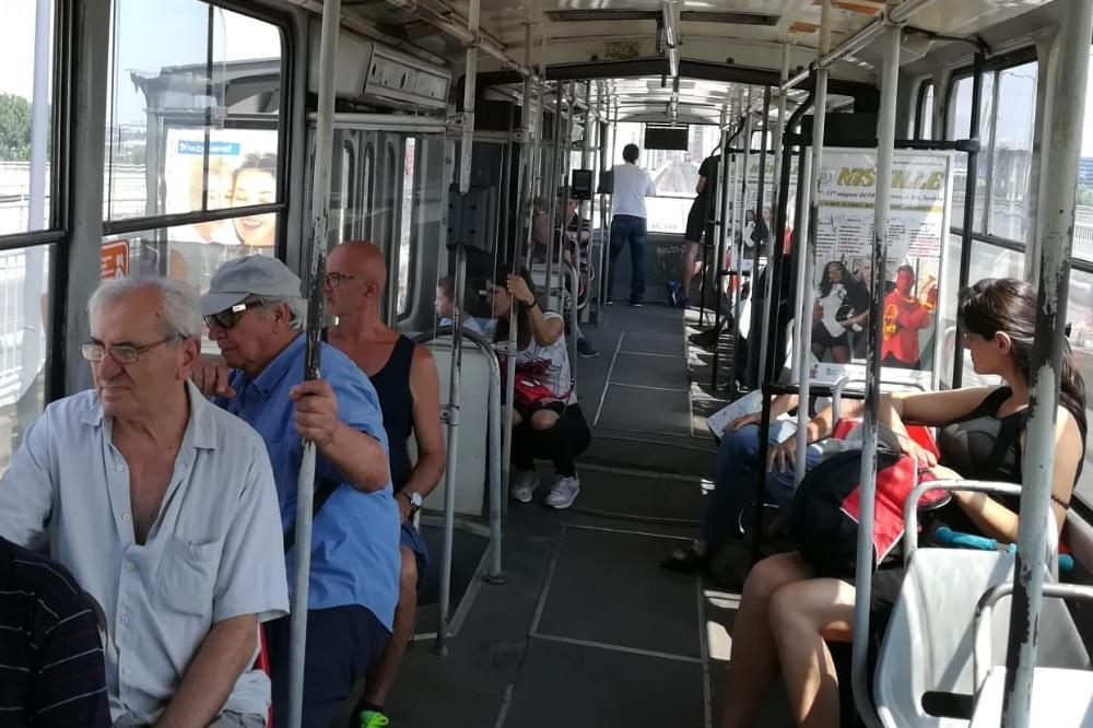 "Mamu vam..." Mladić "oduvao" bakicu u beogradskom tramvaju: Ženi nije bilo dobro kad joj se obratio sa ovim rečima