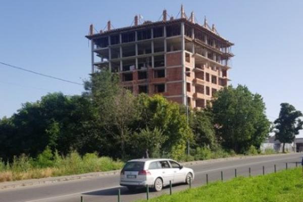 INSPEKCIJA STAVLJA CRVENU TRAKU 7 PUTA, ONI JE TOLIKO PUTA KIDAJU: Cveta nelegalna gradnja na Vidikovcu (FOTO)