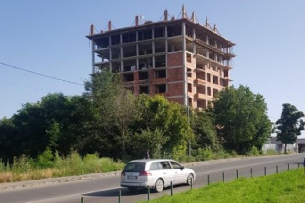 INSPEKCIJA STAVLJA CRVENU TRAKU 7 PUTA, ONI JE TOLIKO PUTA KIDAJU: Cveta nelegalna gradnja na Vidikovcu (FOTO)