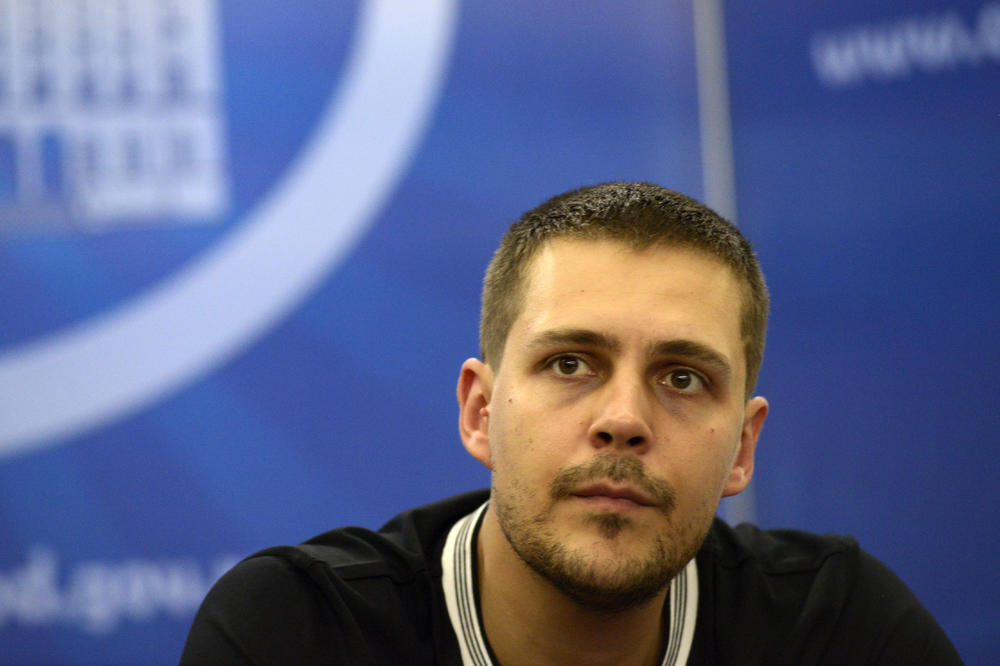 MILOŠ BIKOVIĆ SE NEVIĐENO IZBLAMIRAO: Internet BRUJI o njegovoj GREŠCI! (FOTO)