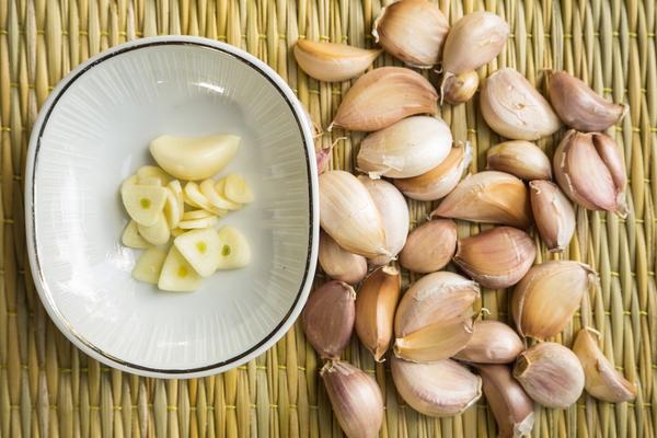 NIKAKO NE BACAJTE LJUSKE OD BELOG LUKA: Mnogi nemaju pojma KOLIKO JE KORISTAN