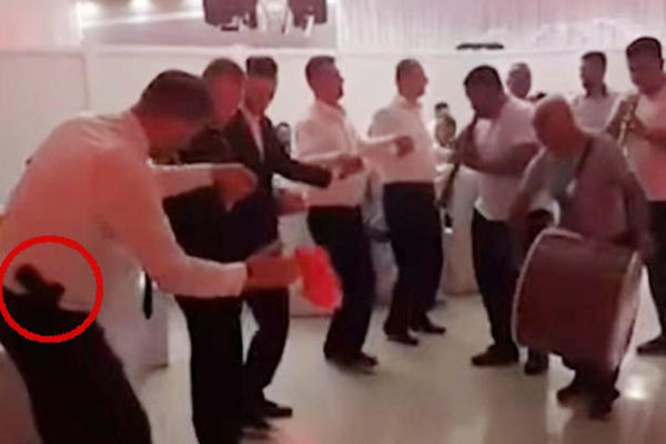 ALBANSKI FUNKCIONER IGRAO KOLO S PIŠTOLJEM ZA POJASOM: Izazavao NEVIĐENI SKANDAL, ovako se branio! (VIDEO)
