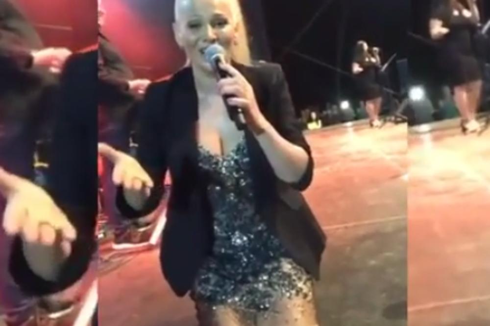 OVAKO EMOTIVAN SNIMAK NIKADA NEĆETE VIDETI! Ilda Šaulić pala na KOLENA i samo NJEMU POSVETILA PESMU