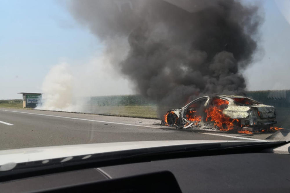 HAVARIJA NA AUTO-PUTU: U blizini Rume vatra progutala automobil! (FOTO)