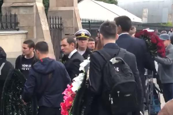 CELA RUSIJA TUGUJE ZA OVIM HEROJIMA: Mornari POGINULI u podmornici ispraćeni na VEČNI POČINAK (VIDEO)