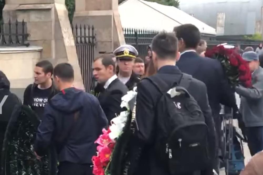 CELA RUSIJA TUGUJE ZA OVIM HEROJIMA: Mornari POGINULI u podmornici ispraćeni na VEČNI POČINAK (VIDEO)