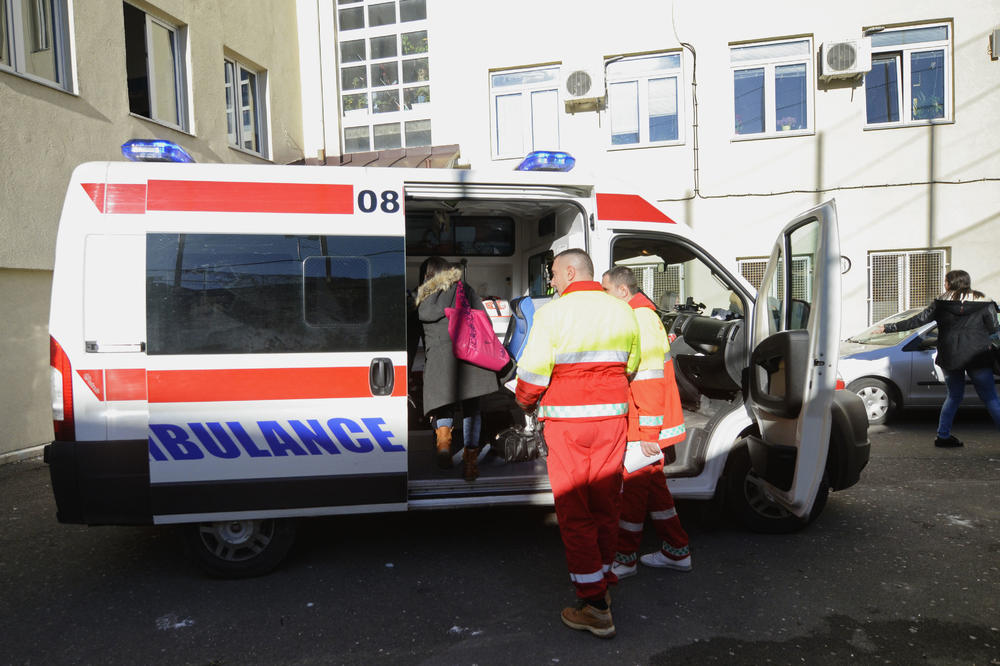 U SUDARU DVA AUTOMOBILA NA TAŠMAJDANU POVREĐENA DEVOJKA: Odmah je prevezena u bolnicu!