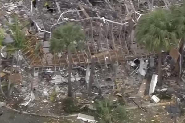U EKSPLOZIJI GASA U TRŽNOM CENTRU POVREĐENO VIŠE LJUDI: Raspršene krhotine, susedna zgrada uništena (VIDEO)