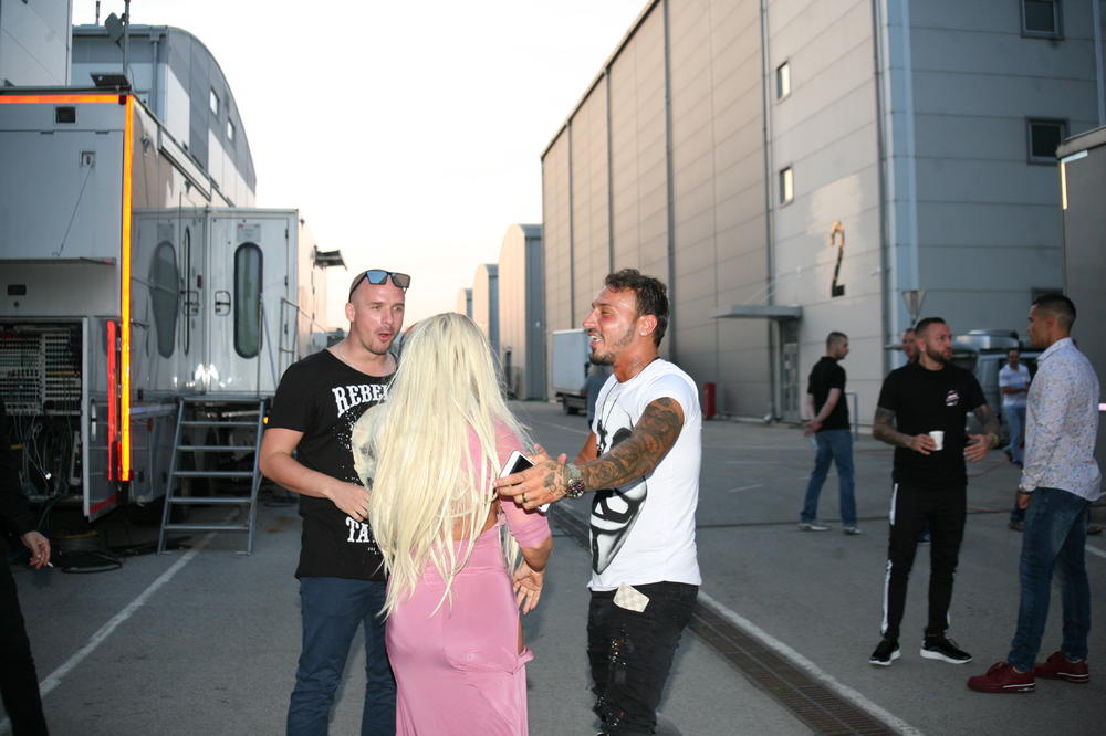 O NJENOM ULASKU U ZADRUGU DUGO SE ŠUŠKA: Njene GOLE FOTKE zna cela ZEMLJA, majka je ovog POZNATOG čoveka