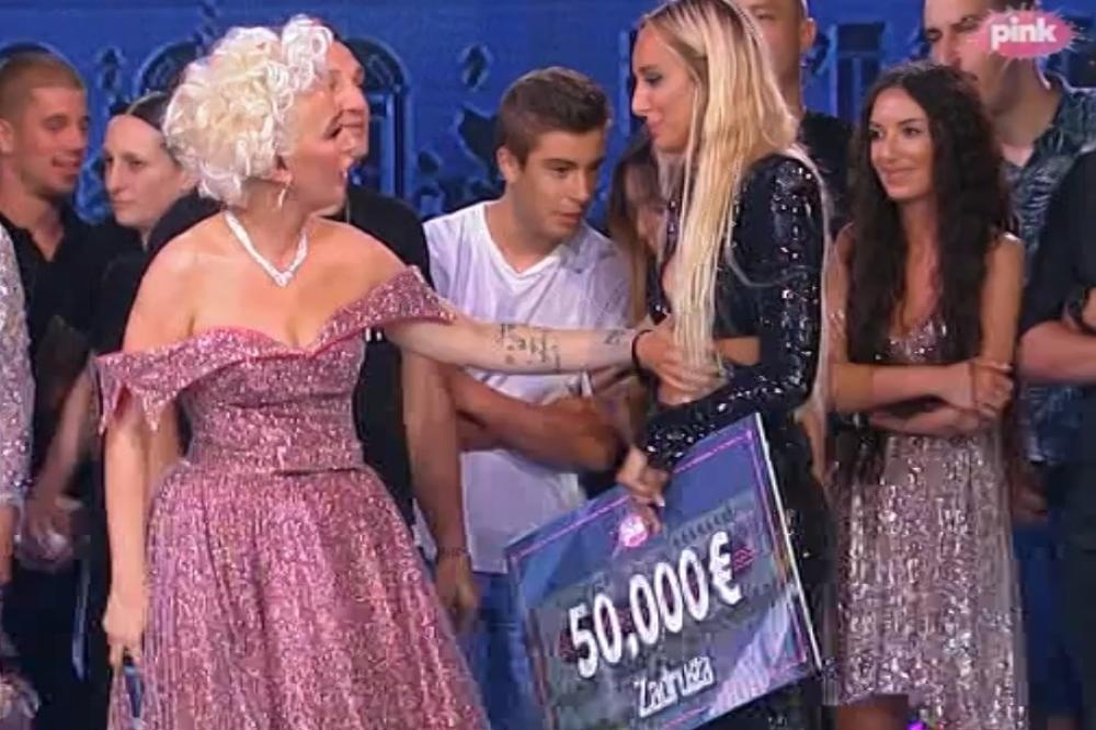 SKANDAL U TRENUTKU PROGLAŠENJA POBEDNIKA: Dušica pokušala da pomogne Luni, ali uzalud sve je SEVNULO