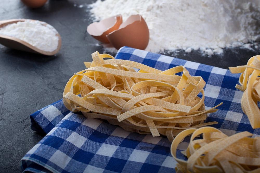 OPERITE KUHINJSKE KRPE BEZ OTKUVAVANJA: Genijalan trik za sve DOMAĆICE