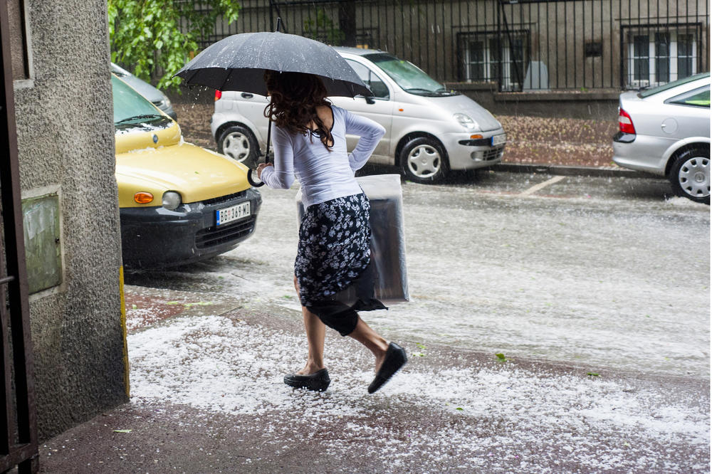 AKO IDETE NEGDE VEČERAS, PONESITE KIŠOBRAN: RHMZ objavio u koliko će TAČNO sati početi kiša!