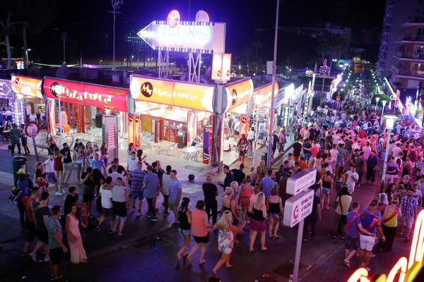 TURISTU (19) IZBACILI IZ BORDELA PA GA SILOVALI! Strava u čuvenom letovalištu!