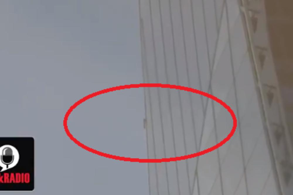 NEVEROVATNA SCENA U CENTRU GRADA: Čovek se peo po neboderu, LJUDI NE VERUJU ŠTA VIDE (VIDEO)