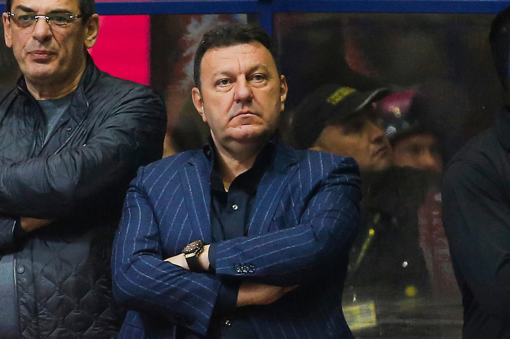 PRŠTALE VARNICE PRED DERBI U PIONIRU: Prvi čovek Budućnosti napao Zvezdine funkcionere i pretio!