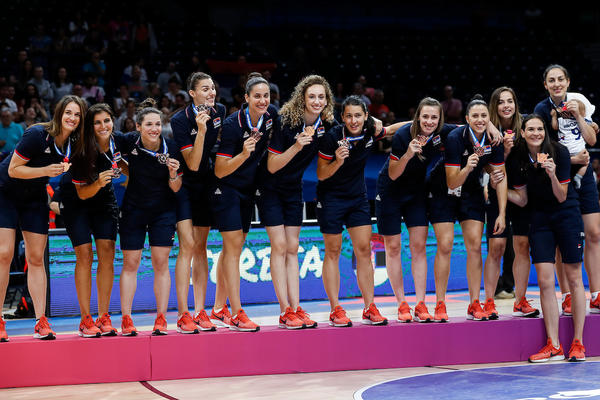 POKLON ZA SRPSKE KOŠARKAŠICE: Dragan Đilas pred meč za bronzu im svima ponovo podelio kraljevske krune!