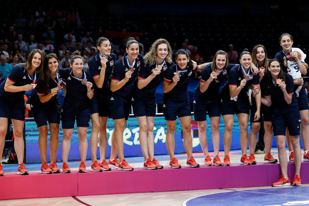 POKLON ZA SRPSKE KOŠARKAŠICE: Dragan Đilas pred meč za bronzu im svima ponovo podelio kraljevske krune!