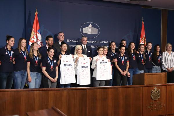 IGRALE SMO ZA NAŠ NAROD, ZA SVE SRBE NA SVETU! Ana Brnabić primila bronzane košarkašice u Vladi Srbije!