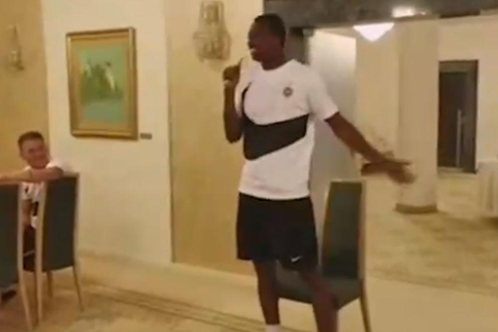 CRNO-BELI KONCERT U SLOVENIJI: Sadik je izašao prvi na binu, ali kada je on počeo da peva Grobari su pali u trans!