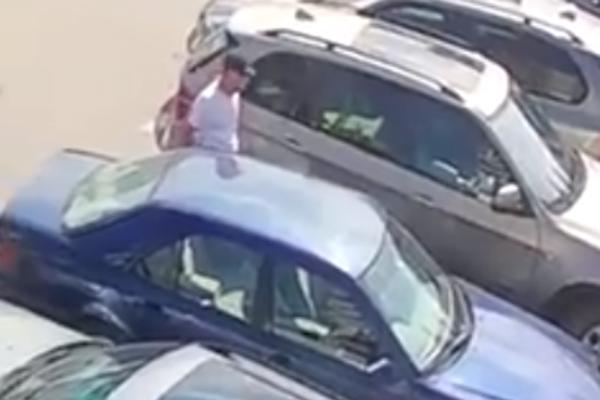 SNIMLJEN BANDIT U SRPSKOM GRADU: Lomi staklo na kolima, pa KRADE TORBICU SA SEDIŠTA! (VIDEO)