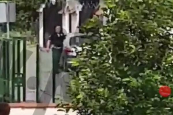 POLICAJAC SE RASPRAVLJAO S NJIM, PA GA UDARIO U STOMAK: Snimljeno NASILJE u naselju LEDINE! (VIDEO)