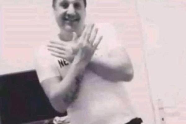 GAGI ĐOGANI POKAZUJE DVOGLAVOG ALBANSKOG ORLA! Pljušte uvrede na njegov račun, istina je međutim drugačija (VIDEO)