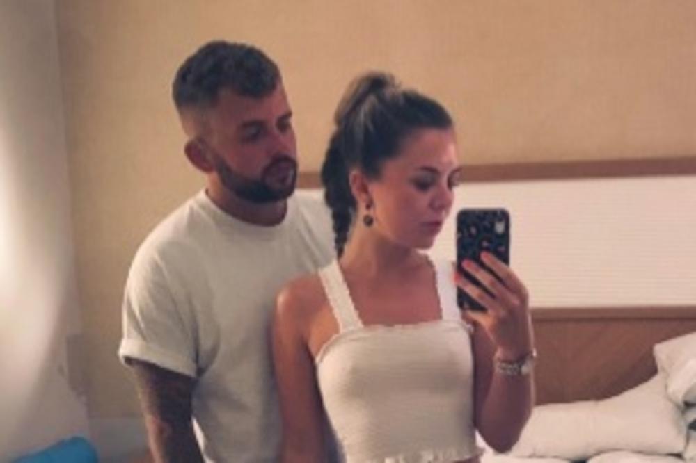 POSLALA RODITELJIMA SLIKU S DEČKOM SA LETOVANJA, PA HTELA DA PROPADNE U ZEMLJU OD BLAMA: Jedan detalj je sve otkrio