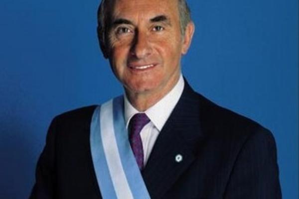 UMRO FERNANDO DE LA RUA: Sećamo se VELIKE KRIZE koja je obeležila njegov mandat