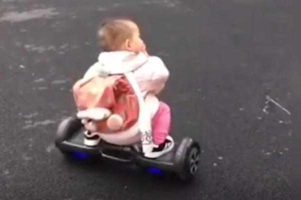 NEMA DALJE! Policajac je zaustavio BEBU u njenom autiću! NA OVO NEĆETE OSTATI IMUNI (VIDEO)