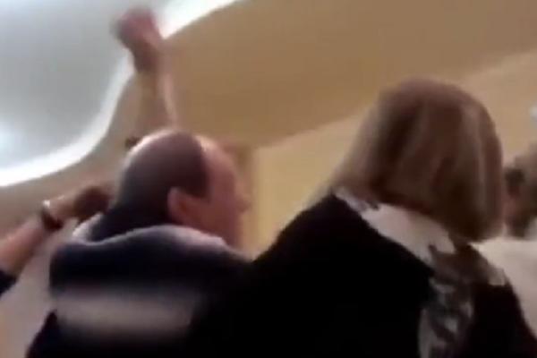 MLADA JE NA SVOM VENČANJU POKAZALA SREDNJI PRST SVEKRU! Njegova REAKCIJA će vas ZAPREPASTITI! NIJE NAIVAN! (VIDEO)