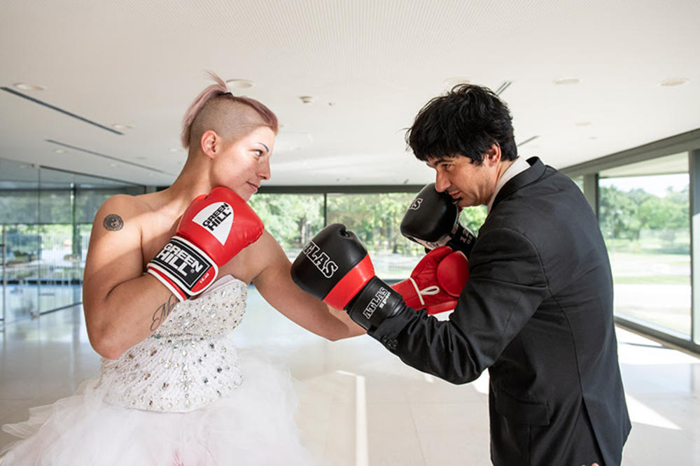 PERFORMANS U MUZEJU SAVREMENE UMETNOSTI: Mali građanski razgovori u rukavicama