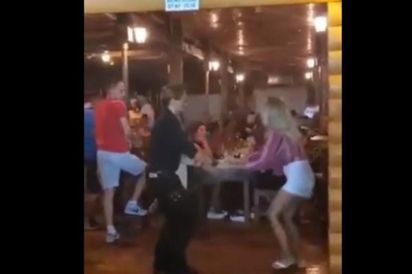 OVAKO DŽONI DEP LUMPUJE UZ NAŠE NARODNJAKE: Odlepio za VELIKIM HITOM naše pevačice pa navatao PLAVUŠU u BUDVI!