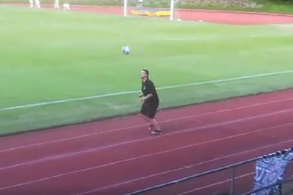 NAVIJAČ PARTIZANA ULETEO NA TEREN PROTIV BORDOA: Uzeo je loptu i počeo da pravi šou!