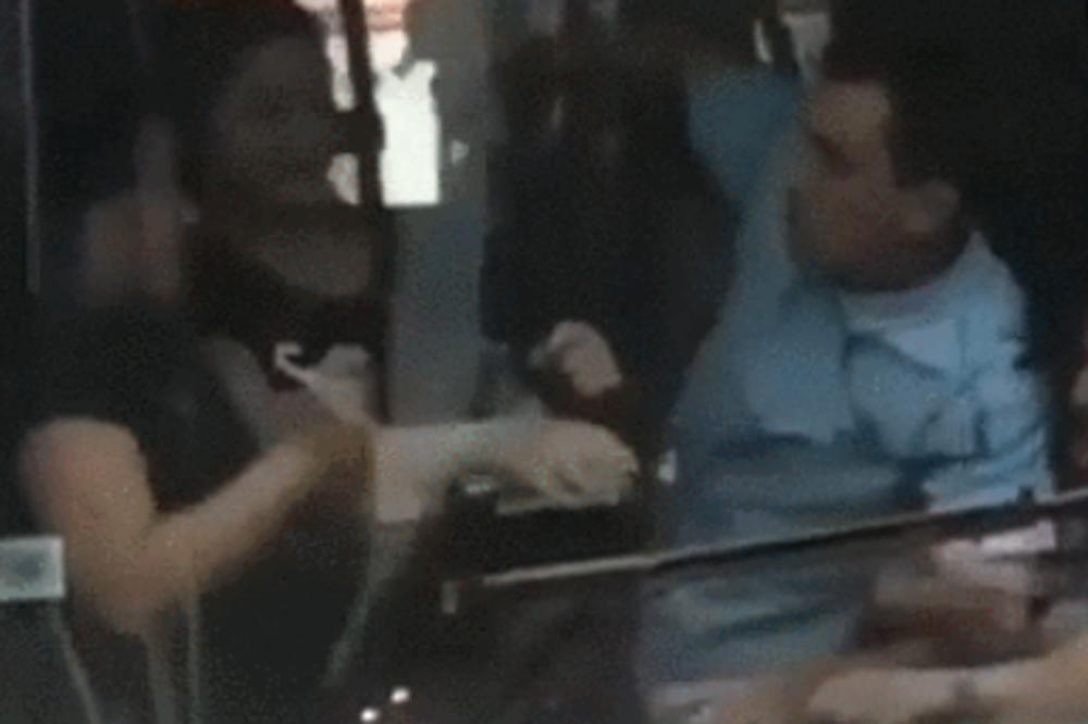 HAVARIJA U AUTOBUSU BROJ 83! Dve putnice se TUKLE, ČUPALE ZA KOSU i to nije sve! Vozač ih jedva obuzdao! (FOTO)